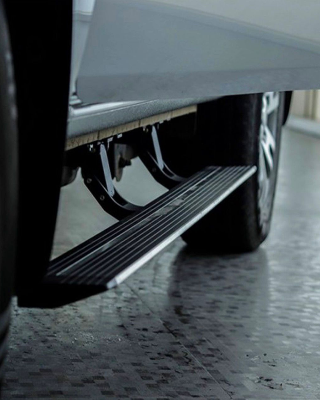 Black Hawk Customs – Toyota Tundra Double Cab Electric Sidestep